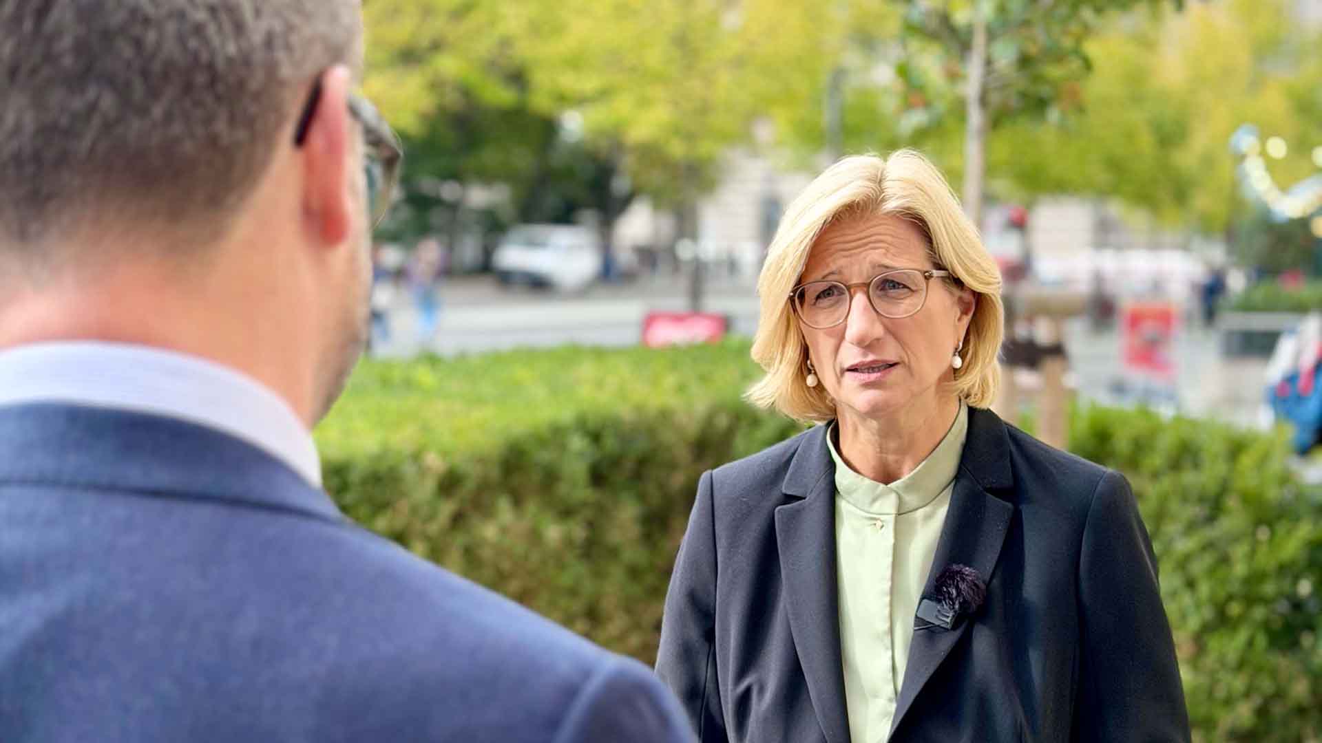 Die saarländische Ministerpräsidentin Anke Rehlinger beim Round Table über Wirtschaft im Saarland, Bürokratieabbau und Erbschaftsteuer